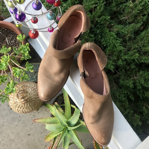 SOLD Seychelles Snare bootie in Tan - Picture 3 of 8